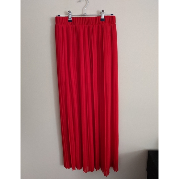 Red pleated skirt - Picture 1 of 1